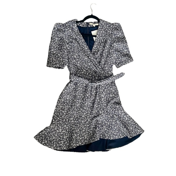 💙🤍𝐉𝐎𝐍𝐀𝐓𝐇𝐀𝐍 𝐒𝐈𝐌𝐊𝐇𝐀𝐈 “Evelyn” Blue floral Mini dress - Picture 2 of 7